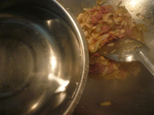 加入500cc的水份熬煮食材湯頭。