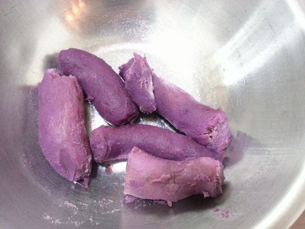 蒸熟的紫薯壓成泥，與室溫軟化的cream cheese、蜂蜜拌成均勻滑順又帶點黏稠度的餡料，裝入擠花袋封好，冷藏備用。