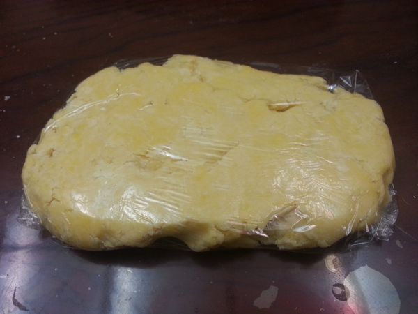 加入兩個蛋黃，將麵粉與蛋黃揉成一個看不見粉粒的麵糰，然後用保鮮模包妥，放置冰箱冷藏鬆馳30分鐘。