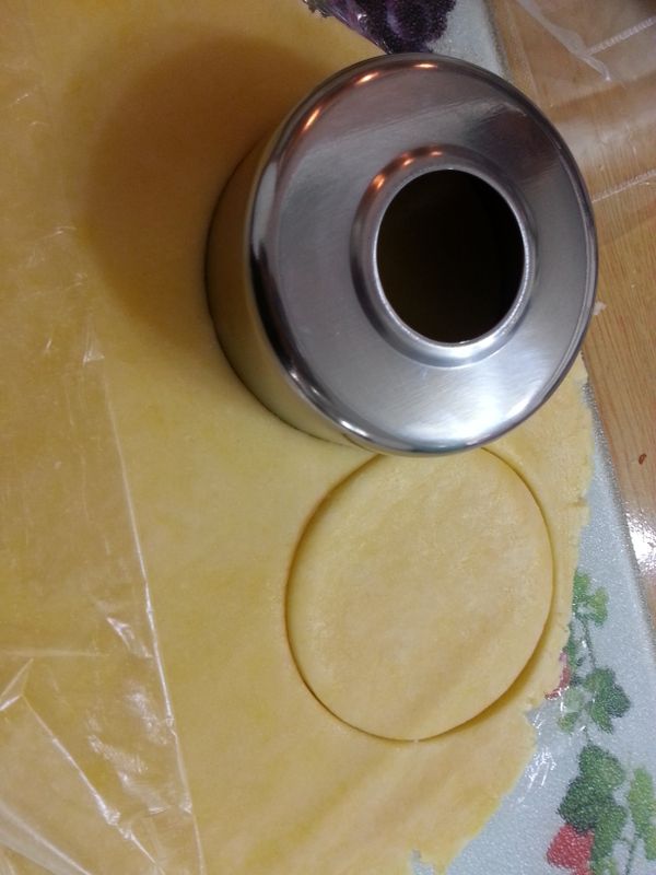 將鬆馳完成的麵糰撖薄，壓出比模子略寬些的尺寸，然後放入杯模中，輕壓四週和底部使麵糰貼合杯模。