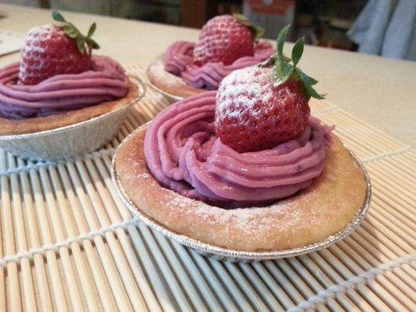 擠上紫薯乳酪泥，然後放上草莓、巧克力米，灑上糖粉做為裝飾。繽紛可口的野餐點心就完成囉！