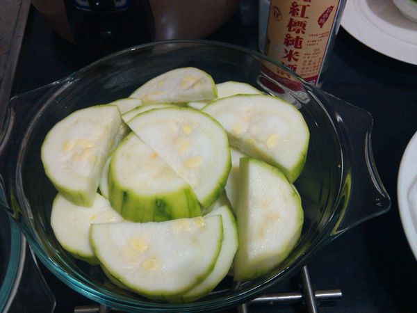 不用加水,絲瓜水份很多,加上蓋,設定下火5cm,250度,25min...滑手機,滑手機,滑手機