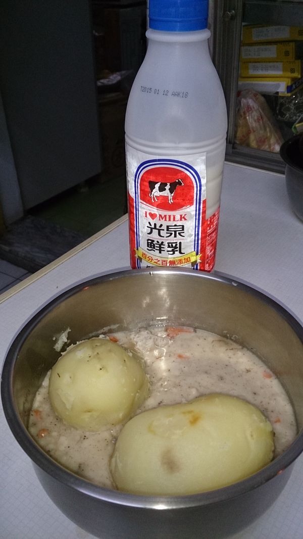 再加上削皮蒸過的二條馬鈴薯,加入湯鍋內拌勻.