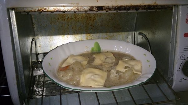 將湯鍋內的湯料,盛入烤盘內,一般家庭小烤箱,10分鐘即可,上桌前撒上適量黑胡椒粉,就很美味了.