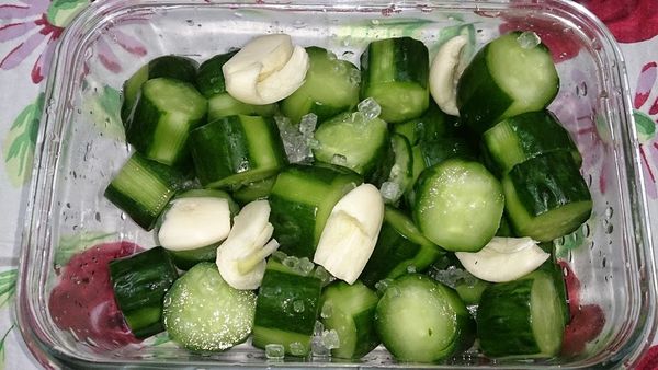 將冰糖、醋與拍碎的蒜頭加入攪拌（或戴手套用手抓勻），放入冰箱約30分鐘等待入味。（期間可拿出搖一搖，冰越久越入味喔！）