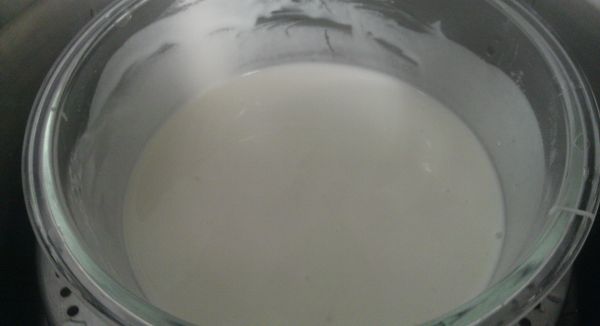 糯米粉加入水及太白粉調勻放入電鍋蒸熟,放涼備用,粉與水的比例為1:1