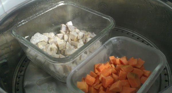 芋頭切丁加糖,地瓜切丁,放入電鍋蒸熟趁熱用湯匙拌勻成泥,芋頭與糖的比例為100g;60g