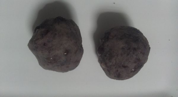 分別依自己喜好將藍莓及草莓,裹上各式泥餡,包成球狀:這是紅豆泥+草莓