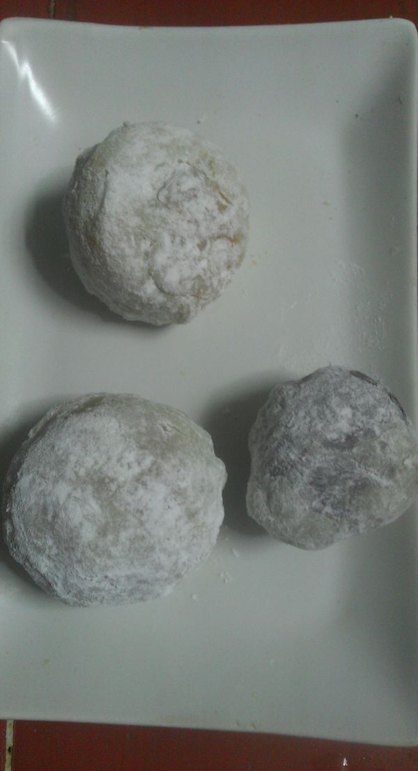 手抹些油避免沾黏,將糯米糰壓成圓形狀,包入球狀內餡後,搓成球體,在盤子上鋪點太白粉,將做好的水果大福裹上太白粉