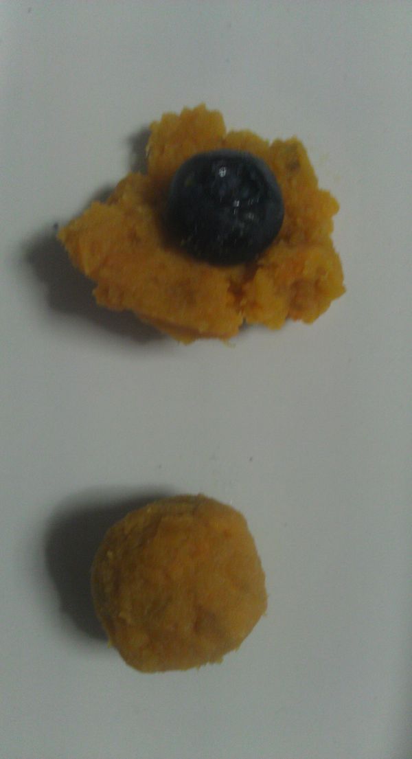 分別依自己喜好將藍莓及草莓,裹上各式泥餡,包成球狀:這是地瓜泥+藍莓