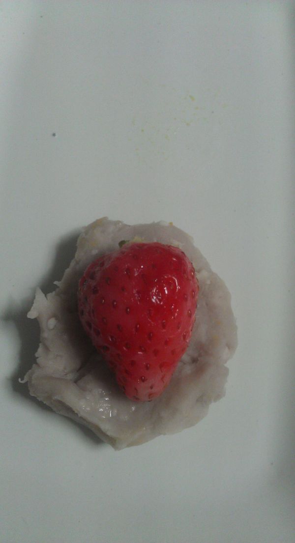 分別依自己喜好將藍莓及草莓,裹上各式泥餡,包成球狀:這是芋泥+草莓