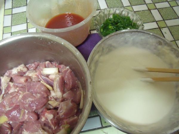 將里肌肉切條後,加入[醃料]用手抓至手上有肉渣即可,這樣肉吃起來較嫩,醃約20~30分鐘。將麵糊,糖醋汁調好,蔥花切好。