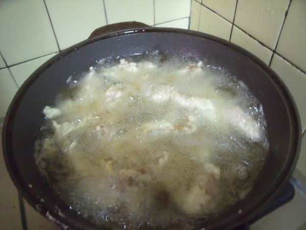 將肉條的蔥,跟薑拿掉,倒入[麵糊]拌勻,油鍋的油用麵糊滴幾滴試試,可以馬上浮起,即可以把肉條放進去炸,瓦斯的火轉至中小火。
