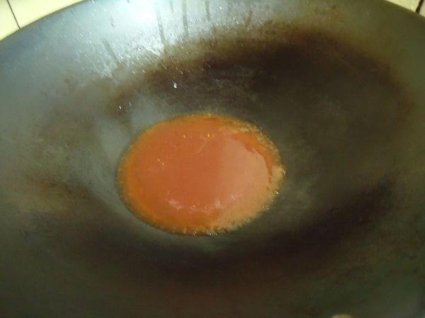 鍋中放入少許的油,倒入糖醋汁,中火炒至汁稍微濃稠。