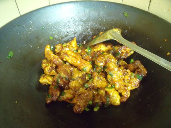 倒入肉條,轉大火炒至全都上色,再將蔥花放入拌勻即可起鍋。