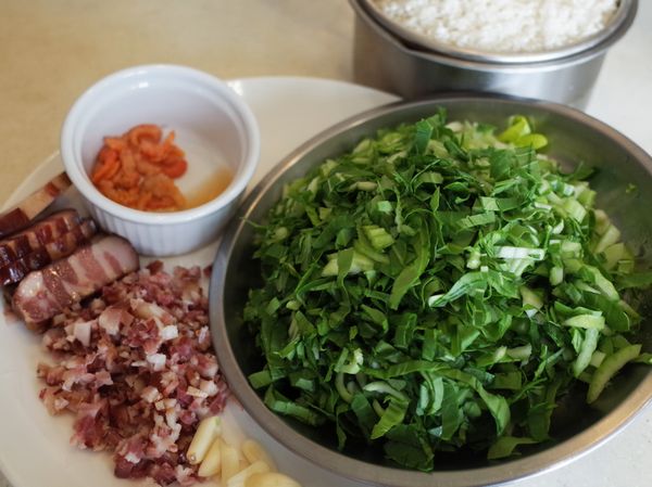 青江菜切細絲,臘肉切5片薄片其餘切小丁,蝦米泡紹興酒