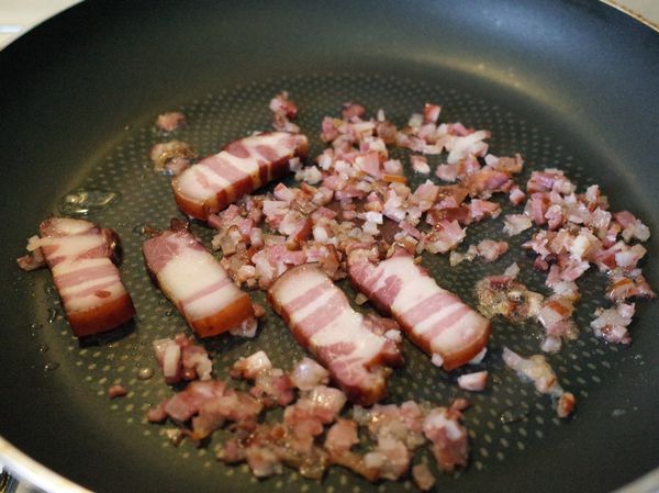 起鍋熱油先炒臘肉至焦香,再放入泡好的蝦米和大蒜拌炒,最後放入青江菜後拌炒