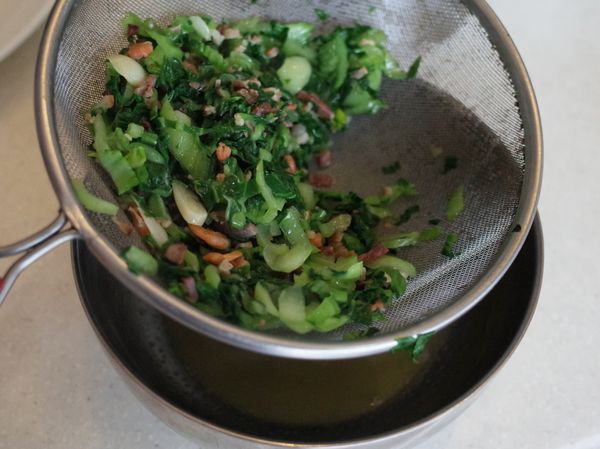 拌炒好的料要將水分徹底壓出濾乾