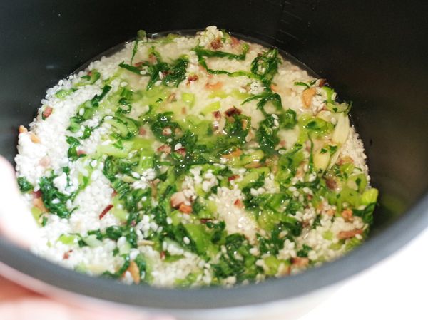 再將步驟3一半的料跟米和水放入九陽智慧全能鍋中