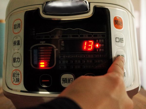 按下煮飯鍵選取一般米飯功能,畫面顯示保壓時間13分鐘,若家裡有年長者或幼童可以再按口感鍵設定濃郁功能煮出的米飯就會更軟爛