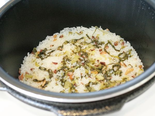 煮好的飯裡帶著濃濃菜香但顏色略顯黃綠,拌入步驟3剩下一半的料既增色不少又可吃到青江菜的兩種口感