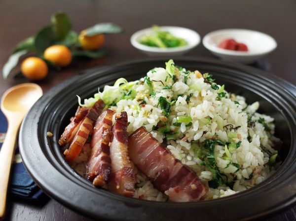 呈盤放上鋪上臘肉片裝飾,上海菜飯就輕輕鬆鬆完成了