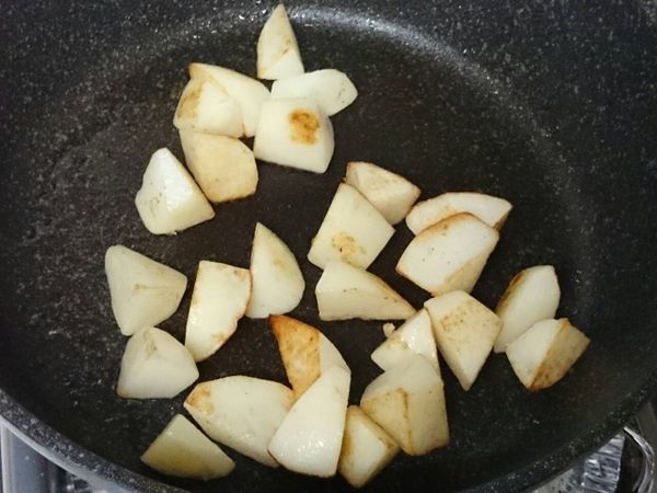 熱油鍋，放入馬鈴薯塊煎至表面焦黃色後夾起備用。