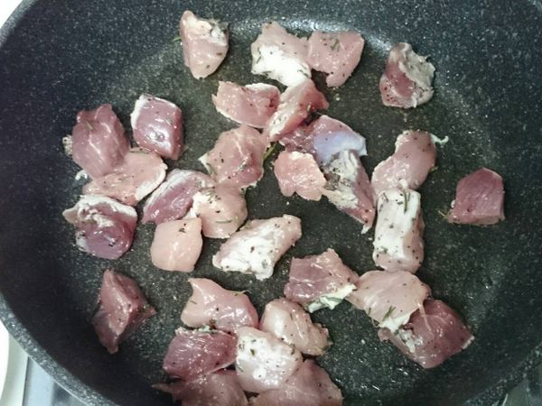 原鍋放入豬肉塊也煎至表面呈焦黃色。