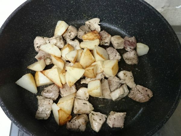 加入剛煎好的馬鈴薯塊，再加入[調味料]翻炒至汁收乾。