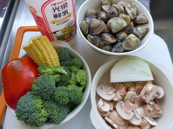 準備食材：玉米、花椰菜先用水川燙過，玉米一排排挖下來備用。