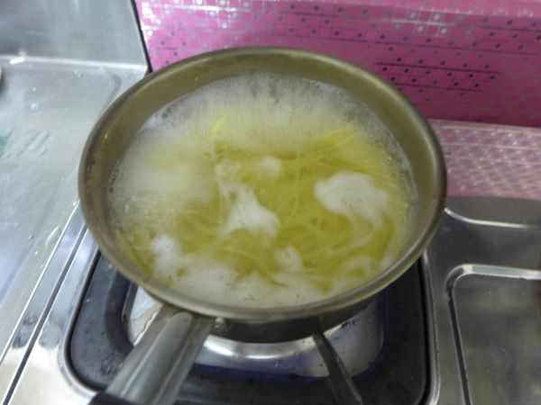 義大利麵依照包裝指示先煮好，因後續還要與白醬一起煨煮，7~8分熟就撈起備用。