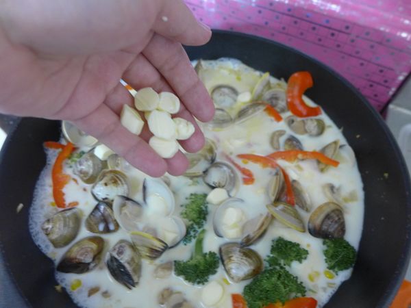 因為也有些起司快過期惹，切小塊丟入，來增加香氣