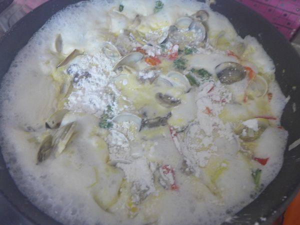 倒入麵粉，拌到看不到粉粒後，加鹽，調整到自己喜歡的鹹味。