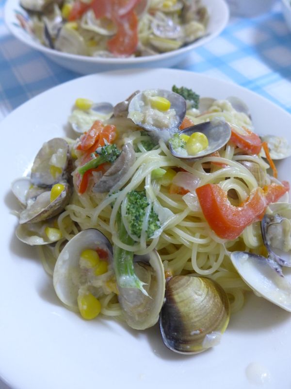 之前煮好的義大利麵倒入煨煮一下即可盛起上桌! (麵先撈起，再把白醬&amp;料淋上)