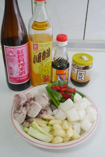 白蘿蔔削皮後切成塊、蒜頭去除外皮、青蔥切長段、辣椒斜切片備用。