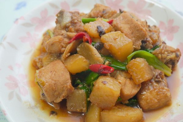 起鍋前，開大火稍微收乾醬汁後，放入蔥綠、辣椒、香油快速拌炒一下即完成。