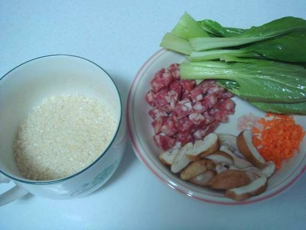 青江菜洗淨後切粗絲、香腸切丁、香菇切片、紅蘿蔔切成末備用。