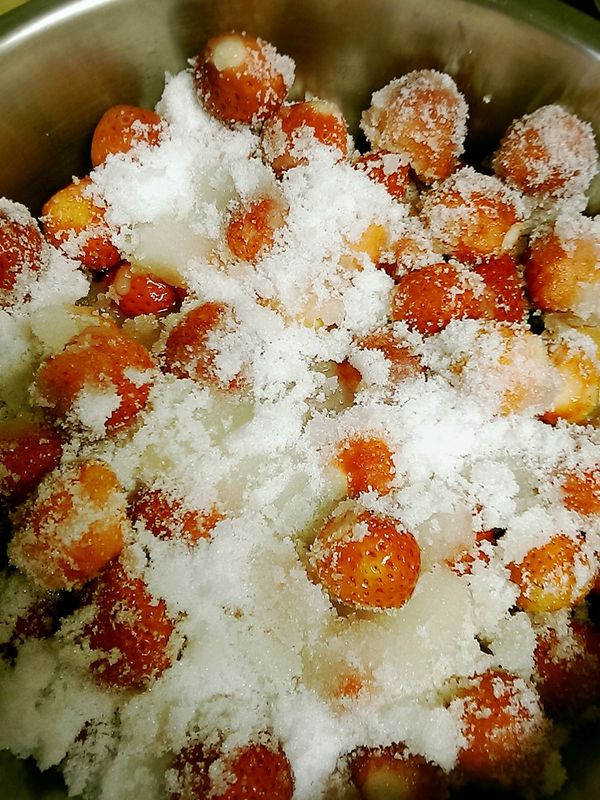 草莓洗淨後瀝乾，小心去除蒂頭，將草莓放進一小鍋，灑上砂糖，加入檸檬汁，以橡皮刮刀小心攪拌均勻，包上保鮮膜，放進冰箱冷藏一晚