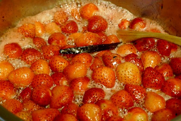 以中小火煮至沸騰&amp;稍稍濃稠後關火放涼