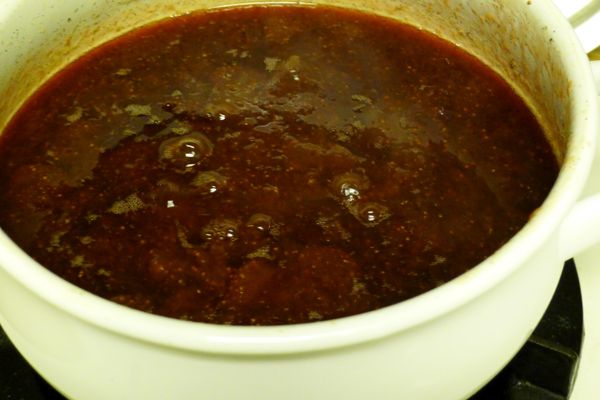 待果醬熬煮至濃稠呈現光澤感即可關火