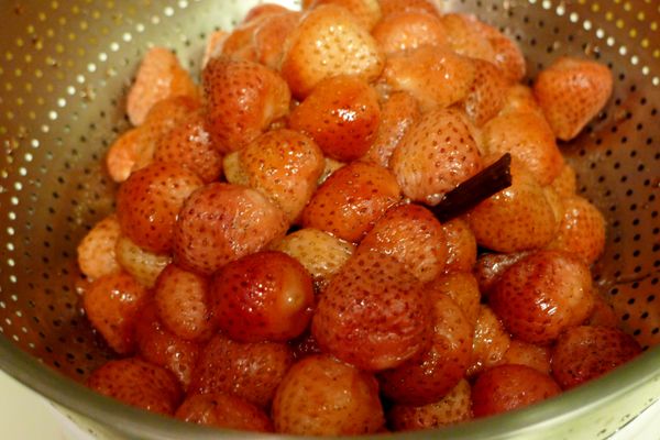 將草莓先以濾網撈出