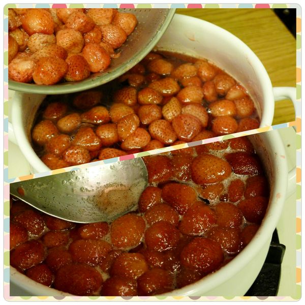 再將步驟4草莓倒入糖漿，以中火繼續熬煮，煮至沸騰後改以小火繼續熬煮，熬煮需不時攪拌以並焦底，並且隨時撈除浮沫，讓果醬維持清爽澄淨