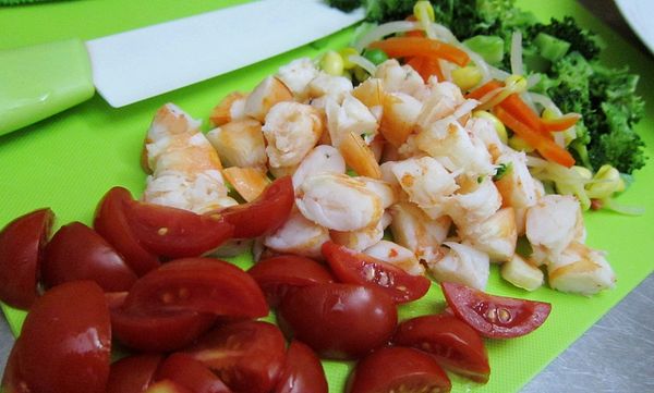 備料：小蕃茄、蝦、綠花椰切成易入口的大小備用。