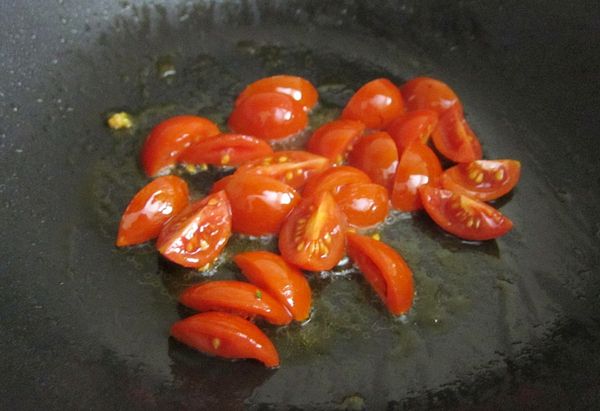 倒橄欖油（別放太多，待會還會放） → 開火熱鍋 → 放小蕃茄。