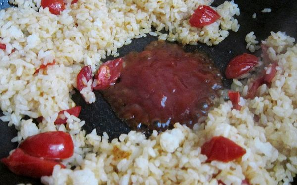 冷飯撥散到差不多時，再加一點點油（註一），炒香蕃茄醬。