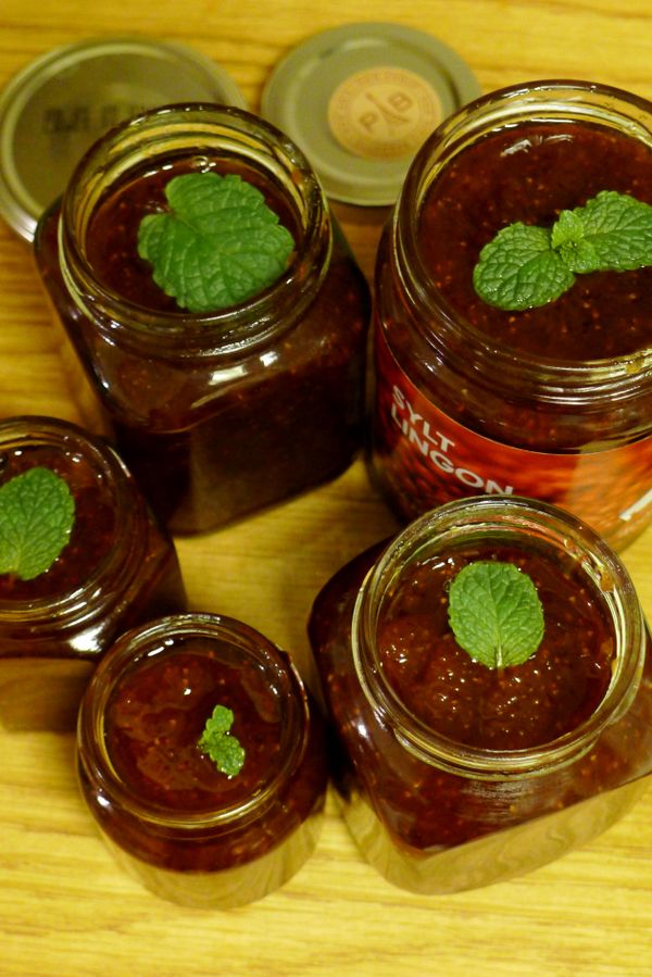 果醬連香草莢一起舀進消毒過的空瓶，最後放幾片薄荷葉於瓶口增添風味 ，趁熱倒扣，放涼後瓶內熱漲冷縮會自然形成真空狀態，這樣果醬在未開封前就可以延長保存時間