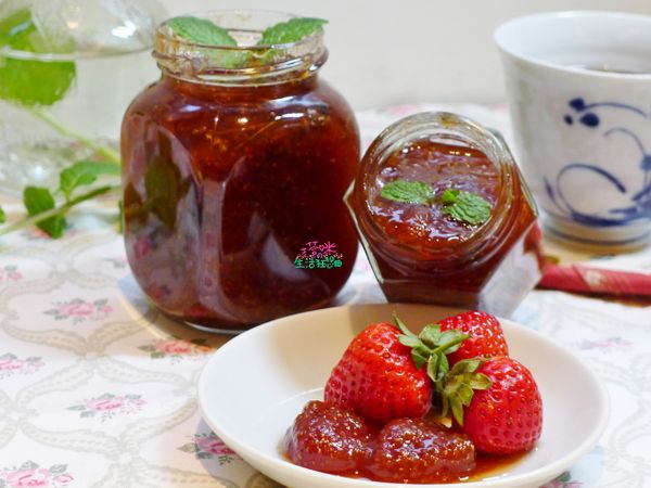 用整顆草莓果粒熬煮成的一整顆草莓果醬，新鮮好美味，添了香草風味，更清新香醇^^