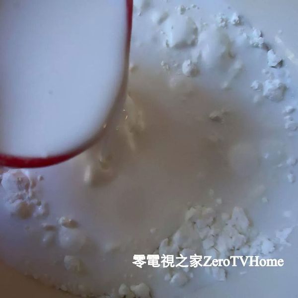 將一杯鮮乳(245ml)與一杯玉米澱粉(120克)攪拌均勻，直至沒有顆粒的濃稠狀態。