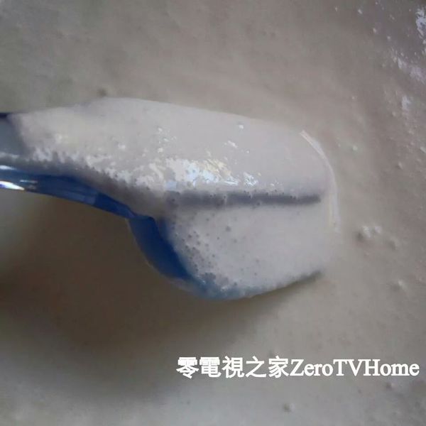 將2又1/2杯的鮮乳(約612.5ml)以及1/2杯砂糖(100克)倒入鍋內，以中火加熱，直到砂糖融解為止(不用將牛奶煮沸，只要在冒泡之際，調成小火即可)。
 
在鍋中倒入作法1中的玉米澱粉糊，邊以小火加熱，邊用木鏟攪拌均勻。
