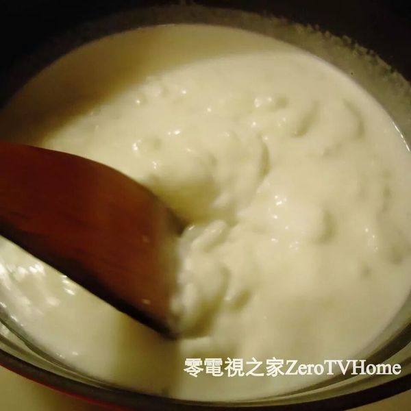 攪拌的時候，鍋裡的材料會逐漸形成濃稠的液體。